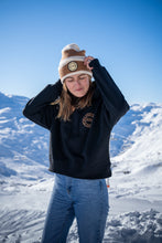 Charger l'image dans la galerie, HOODIE FEMME NOIR "SUNNY CAMEL"
